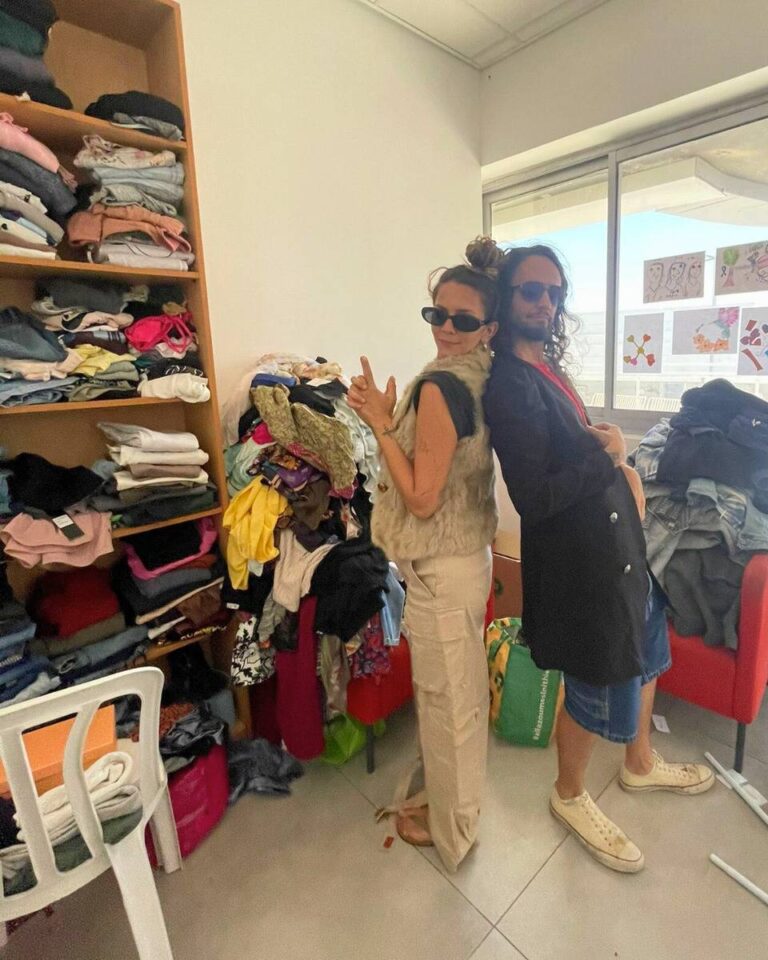 אנשים עם משקפי שמש עומדים בגב צמוד בחדר עם מדפי בגדים ומחסן ברקע.